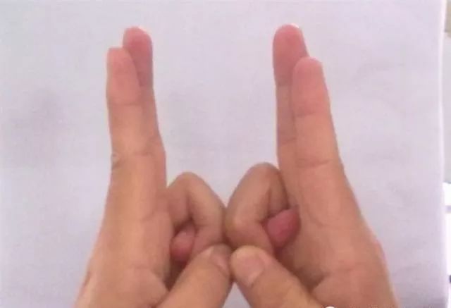 ⃣风水堂：左手食指、中指和无名指