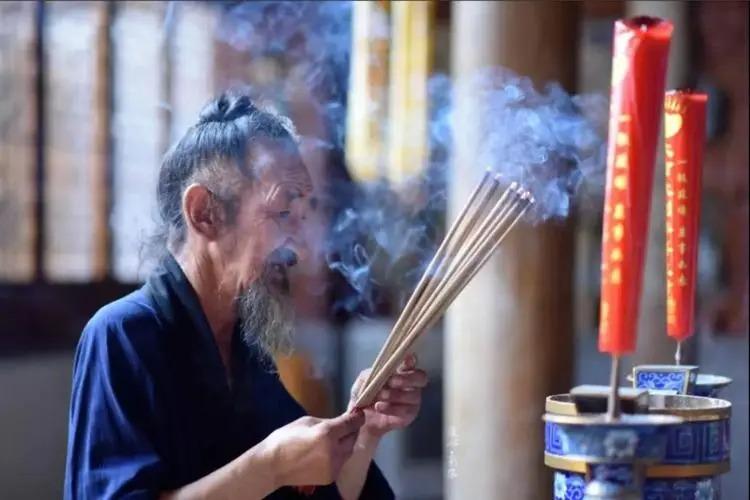：儒家、道家、佛家，都习惯烧香以祭天地