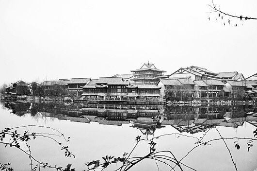 □记者 黄露玲 报道 　台儿庄古城拥有京杭运河仅存的最后3公里古运河，是运河文化的“活化石”。