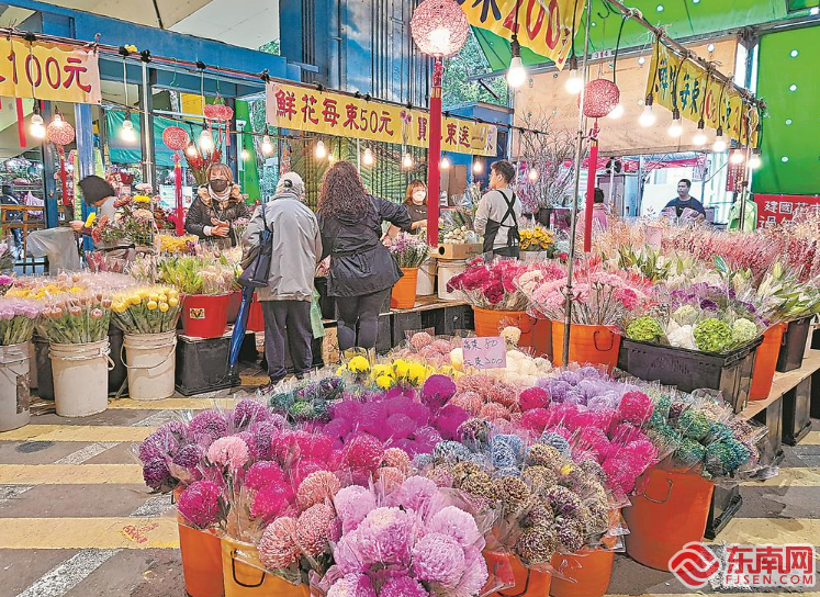 台北市民采购南北干货，迪化街成过年打卡地