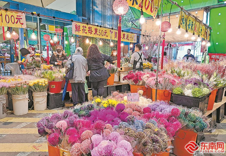 台北市民采购南北干货，年宵花带来喜庆节日气氛